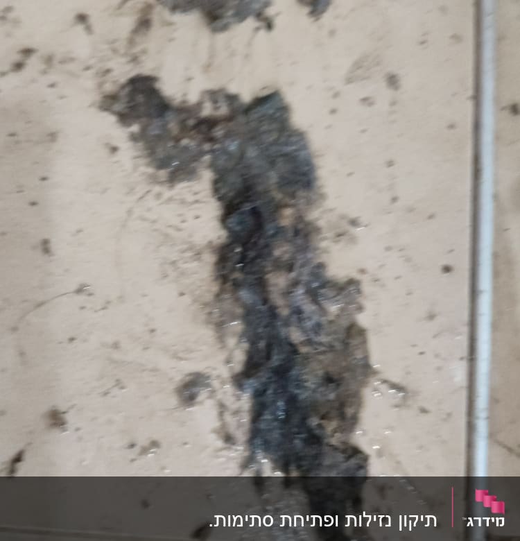 חומר סתימה מלוכלך על רצפה